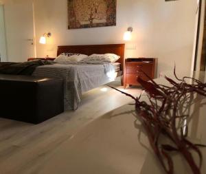 um quarto com uma cama, uma mesa e uma planta em La Casetta di Sù em Maracalagonis