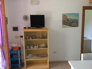 Televízia a/alebo spoločenská miestnosť v ubytovaní Casa vacanze la tuia
