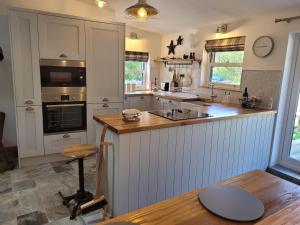 Nhà bếp/bếp nhỏ tại Loch Lomond Blair Byre