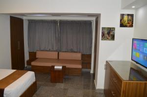 TV a/nebo společenská místnost v ubytování Royal Inn Residence