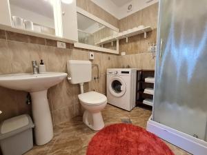 Koupelna v ubytování Holiday Home "Mala kuća " with heated pool
