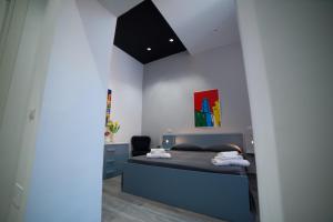 una camera da letto con un letto e asciugamani di Casa Felix a Salerno