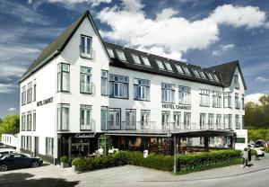 un gran edificio blanco con muchas ventanas en Hotel Chariot, en Aalsmeer