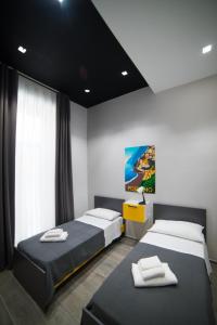 sypialnia z 2 łóżkami i oknem w obiekcie Casa Felix w mieście Salerno