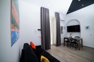 salon z kanapą i stołem w obiekcie Casa Felix w mieście Salerno
