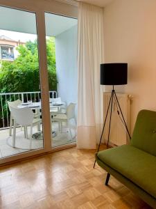 ein Wohnzimmer mit einem grünen Sofa und einem Tisch in der Unterkunft Appartement Lilienthal in Klagenfurt am Wörthersee