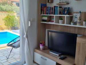 TV a/nebo společenská místnost v ubytování Holiday Home "Mala kuća " with heated pool