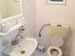 A bathroom at Korona beach apartments III