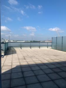 ロンドンにあるRoof Garden Flatの建物内の水辺の景色を望むバルコニー