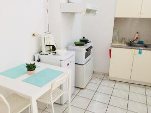 A kitchen or kitchenette at Korona beach apartments III