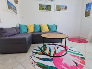 Posezení v ubytování Holiday Home "Mala kuća " with heated pool