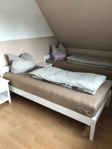 two beds with pillows on them in a room at Ferienwohnung Brunschön in Bruchhausen-Vilsen