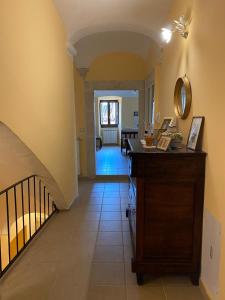 pasillo de una casa con escalera y espejo en Dimora di nonno Livio en Santo Stefano di Sessanio