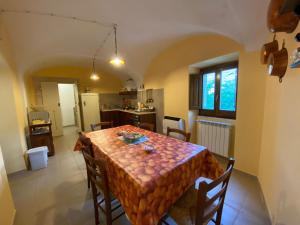 una cucina e una sala da pranzo con tavolo e sedie di Dimora di nonno Livio a Santo Stefano di Sessanio