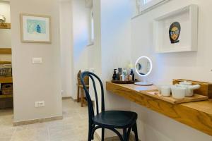 Habitación con encimera de madera y silla negra. en Mediterranean Spa Suite, en Monterosso al Mare