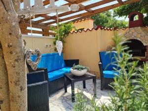Posezení v ubytování Holiday Home "Mala kuća " with heated pool