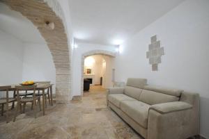 salon z kanapą i stołem w obiekcie GaDa Home -centro storico - w mieście Martina Franca