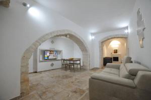 salon z kanapą i stołem w obiekcie GaDa Home -centro storico - w mieście Martina Franca