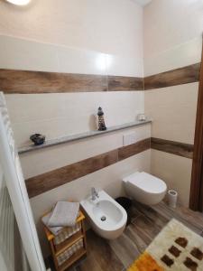bagno con servizi igienici e lavandino di Casa Bella Vista a Villar San Costanzo