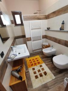 ein Bad mit einem Waschbecken und einem WC in der Unterkunft Casa Bella Vista in Villar San Costanzo