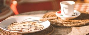 uma sandes e uma chávena de café numa mesa em Pondok Bali Cottage em Kintamani