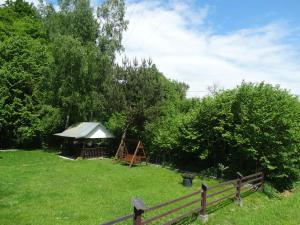 um gazebo com uma tenda num campo em Dom nad potokiem - pokoje całoroczne em Wolkowyja