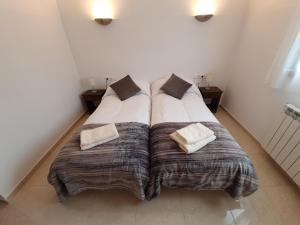 1 dormitorio con 1 cama grande y 2 almohadas en Apartament Vall de Ribes, en Ribes de Freser