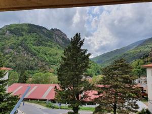 una ventana con vistas a una ciudad con montañas en Apartament Vall de Ribes, en Ribes de Freser