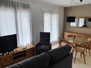 sala de estar con sofá y mesa de cristal en Apartament Vall de Ribes, en Ribes de Freser