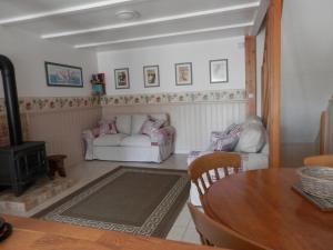 een woonkamer met twee witte banken en een tafel bij Maison de Laura in Salsigne