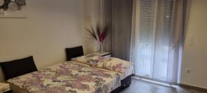 een slaapkamer met een bed en een vaas met bloemen bij Apartments Michelle in Crikvenica