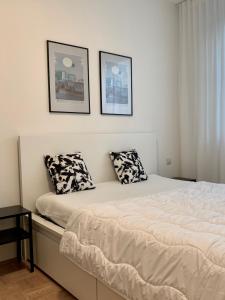 Appartement Lilienthal في كلاغنفورت: غرفة نوم عليها سرير ووسادتين