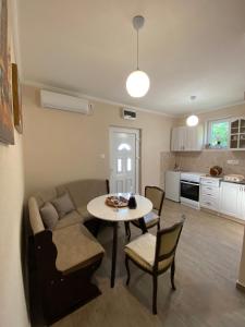 ein Wohnzimmer mit einem Sofa, einem Tisch und Stühlen in der Unterkunft Apartment Lorena in Kotor