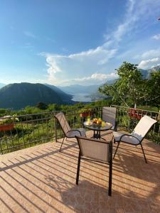 eine Terrasse mit 2 Stühlen und einem Tisch mit Aussicht in der Unterkunft Apartment Lorena in Kotor