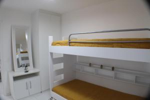 Katil atau katil-katil dalam bilik di Apartamento com cobertura em Porto Real Suítes +50 gambar