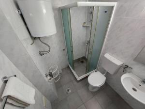 A bathroom at Apartmani Dalex