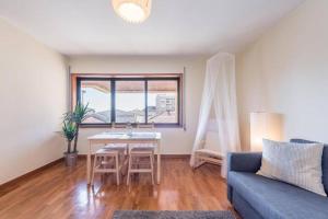 ein Wohnzimmer mit Tisch und Couch in der Unterkunft Gaia House - Apartamento Inteiro junto ao Metro in Vila Nova de Gaia + 18 Fotos
