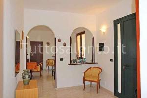 um quarto com cadeiras, uma mesa e um espelho em La Casa Di Madia em Gagliano del Capo