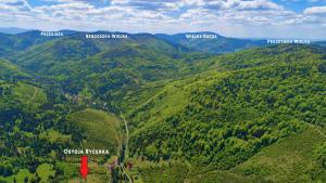 a view of a forested mountain with a red arrow at Ostoja Rycerka in Rycerka Górna