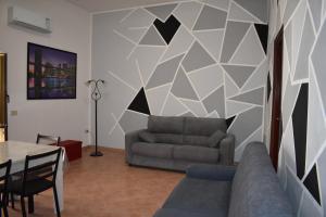 a living room with a couch and a table at Zeropassidalcentro Zeroinfrominthecenter in Marsala