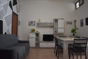 a living room with a couch and a table with chairs at Zeropassidalcentro Zeroinfrominthecenter in Marsala