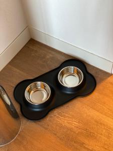 a dog bowl with two dogs in it on the floor at AUSZEIT in Obertal