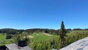 una vista desde el techo de una casa en AUSZEIT en Obertal