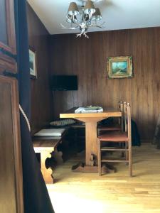 布勒伊－切爾維尼亞的住宿－Golf & SKI studio，一间带木桌和椅子的用餐室