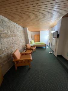 TV a/nebo společenská místnost v ubytování Hotel Garni „zum Bären“