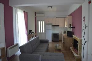 un soggiorno con divano e una cucina di Serenity House Aigio Dimitropoulos a Aigio