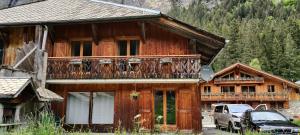 ein großes Holzhaus mit Balkon in der Unterkunft LA JOLIE BERGERE in Morzine