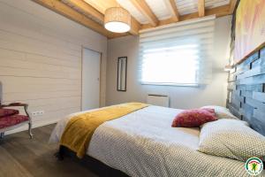 a bedroom with a large bed and a window at Villa CASA COSY - Moderne - Climatisation - 3 chambres - 3 salles de bain in Saint-Mamet