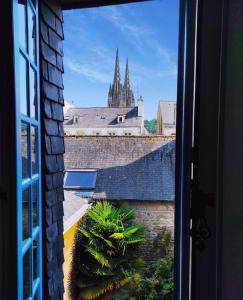 una finestra con vista sulla cattedrale di Au COCON QUIMPEROIS a Quimper