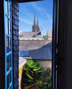 - une vue sur la cathédrale depuis la fenêtre dans l'établissement Au COCON QUIMPEROIS, à Quimper